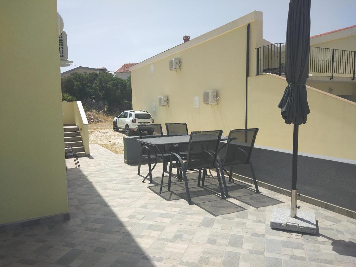 Apartmani Verica Karlobag Exterior photo